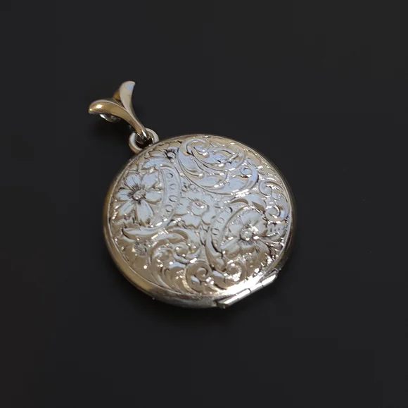 BAB Sterling Floral Engraved Locket - Picture 3 of 6